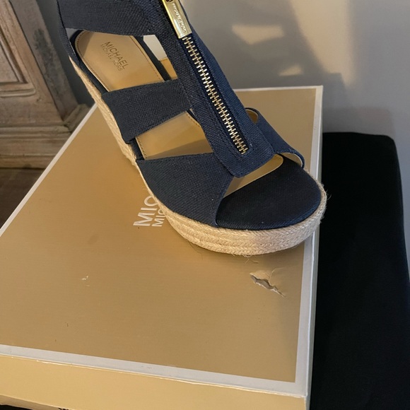 BRAND NEW! Michael Kors Sandals - Picture 4 of 8